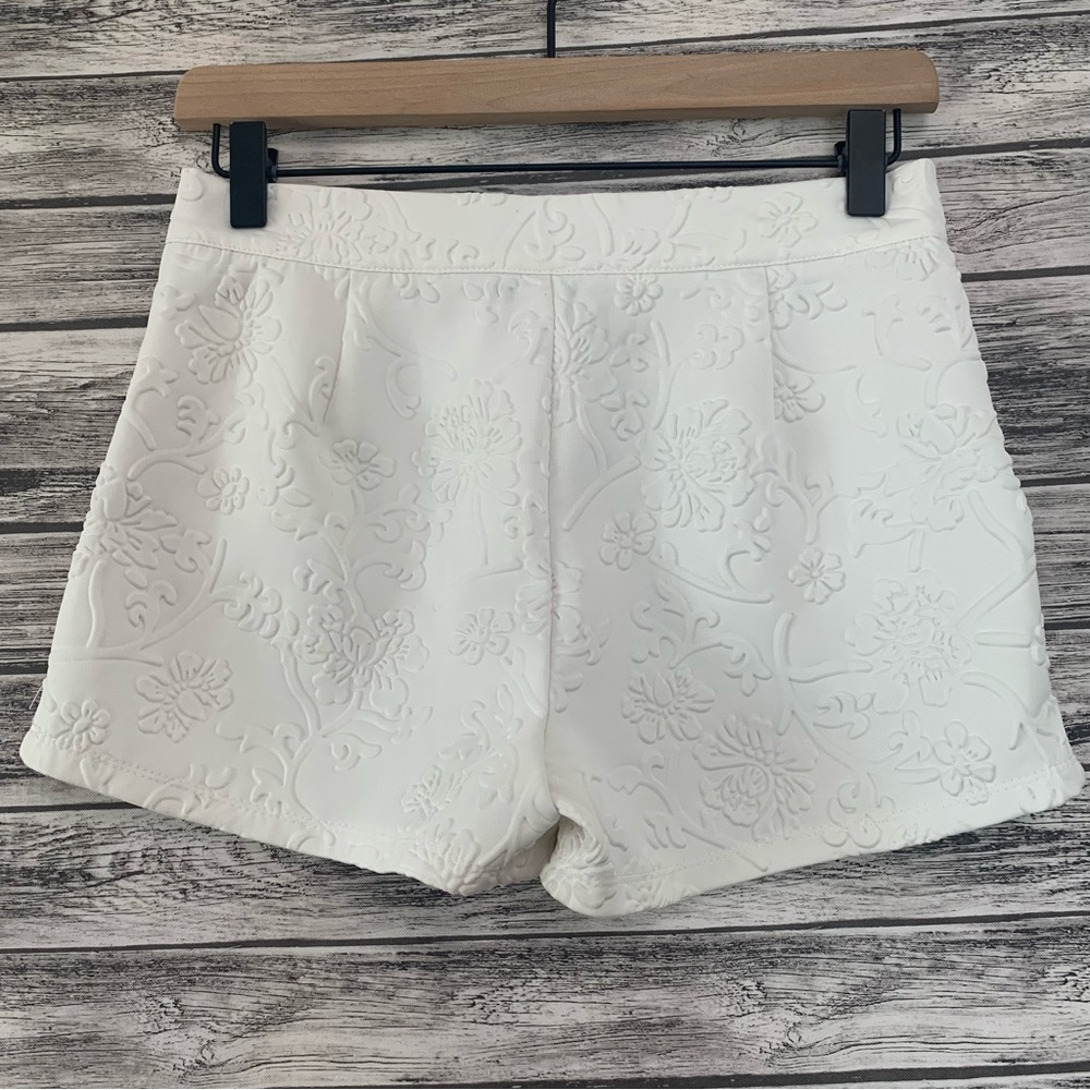 CECICO White Embossed Shorts Size Small